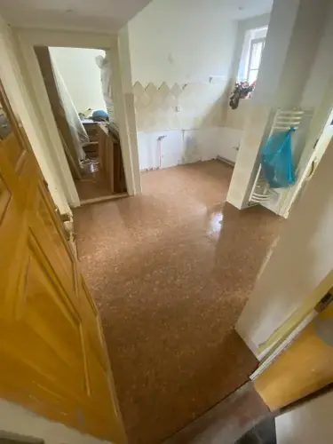 Pokládka korkové podlahy v bytě v Praze