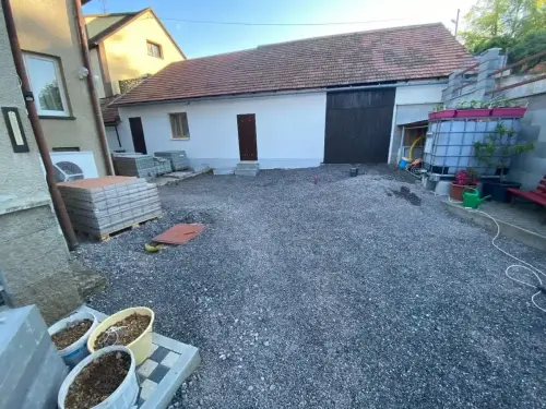 Pokládka zámkové dlažby v obci Milín