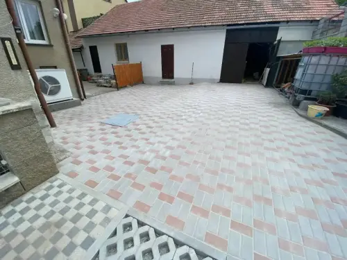 Pokládka zámkové dlažby v obci Milín