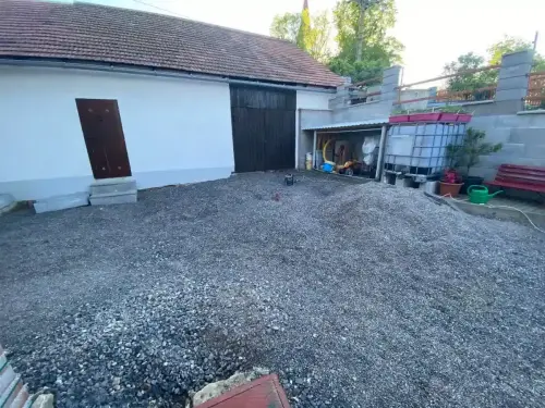 Pokládka zámkové dlažby v obci Milín