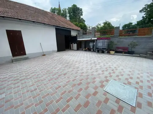 Pokládka zámkové dlažby v obci Milín