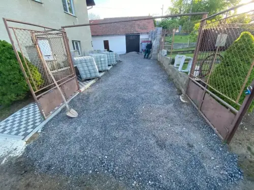 Pokládka zámkové dlažby v obci Milín