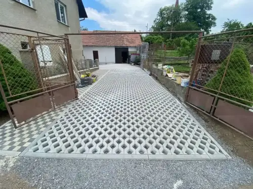 Pokládka zámkové dlažby v obci Milín