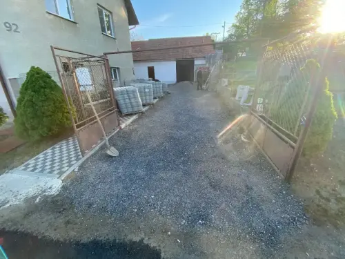 Pokládka zámkové dlažby v obci Milín