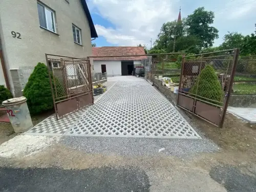 Pokládka zámkové dlažby v obci Milín