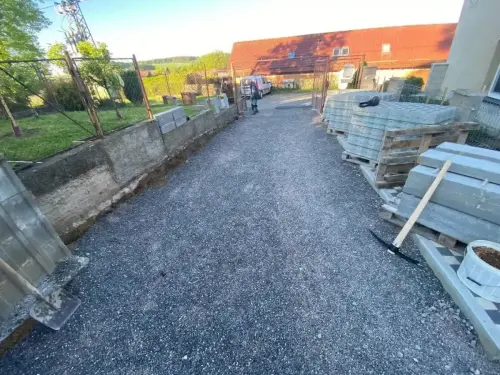 Pokládka zámkové dlažby v obci Milín