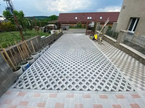 Pokládka zámkové dlažby v obci Milín