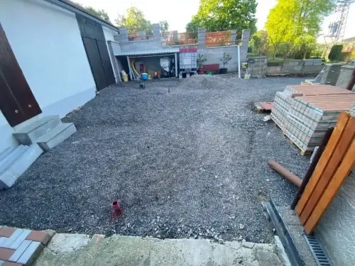 Pokládka zámkové dlažby v obci Milín