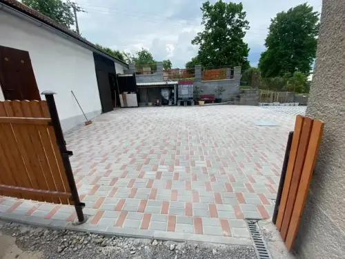 Pokládka zámkové dlažby v obci Milín