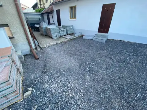 Pokládka zámkové dlažby v obci Milín