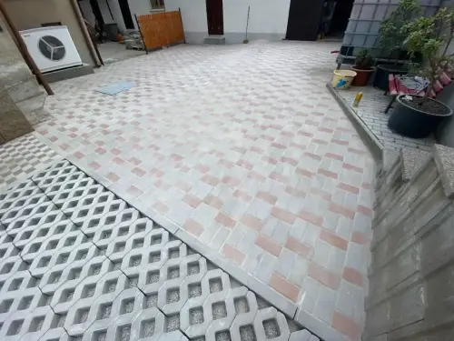 Pokládka zámkové dlažby v obci Milín