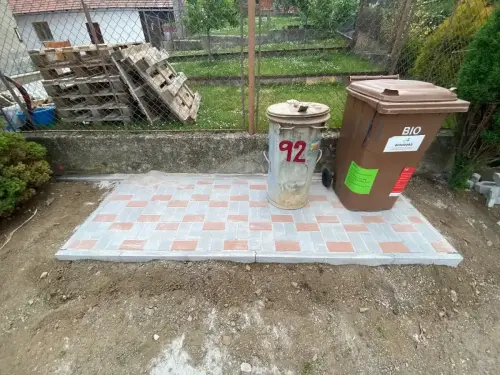 Pokládka zámkové dlažby v obci Milín