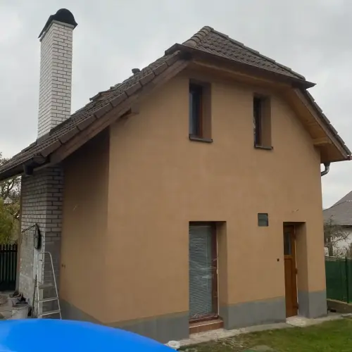 Realizace zateplení fasády na zahradním domku v Příbrami