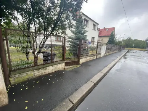 Stavba zděného plotu u dvougeneračního domu v Praze na Chodově