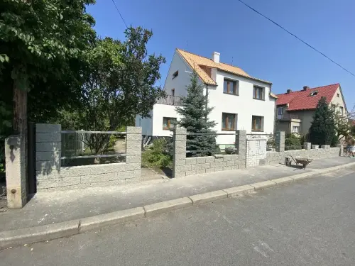 Stavba zděného plotu u dvougeneračního domu v Praze na Chodově