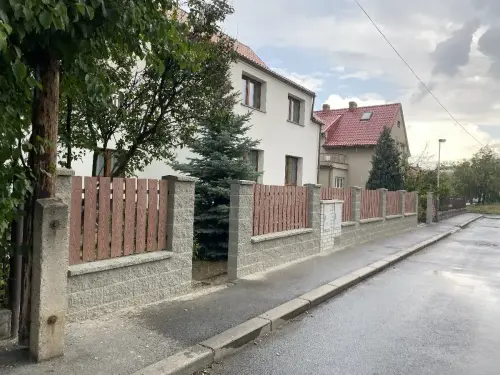 Stavba zděného plotu u dvougeneračního domu v Praze na Chodově