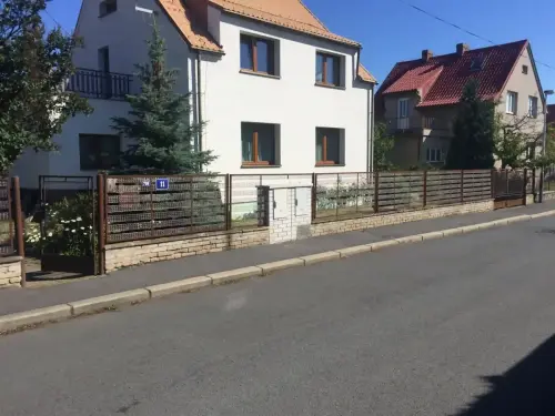 Stavba zděného plotu u dvougeneračního domu v Praze na Chodově
