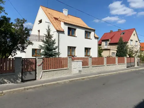 Stavba zděného plotu u dvougeneračního domu v Praze na Chodově