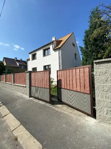 Výroba a instalace vrat a vrátek u domu v Praze na Chodově
