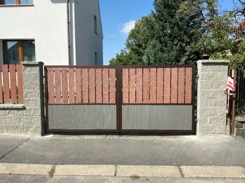 Výroba a instalace vrat a vrátek u domu v Praze na Chodově