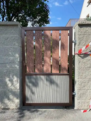 Výroba a instalace vrat a vrátek u domu v Praze na Chodově