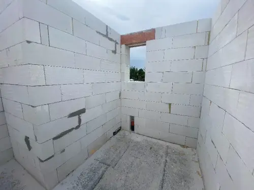 Výstavba rodinného domu v obci Holšiny