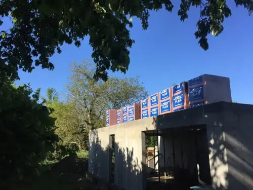 Vyzdívání obvodových stěn rodinného domu v obci Dolní Břežany