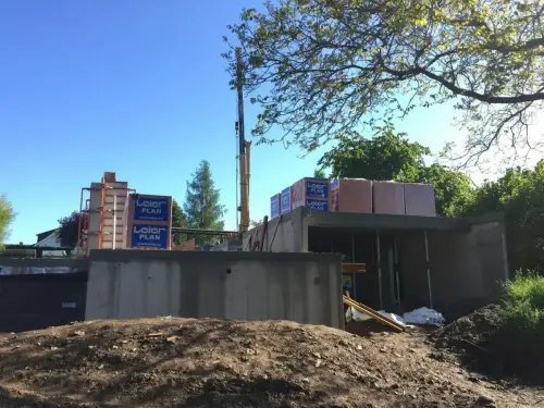 Vyzdívání obvodových stěn rodinného domu v obci Dolní Břežany