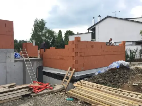 Vyzdívání obvodových stěn rodinného domu v obci Dolní Břežany