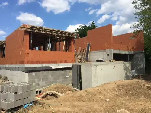 Vyzdívání obvodových stěn rodinného domu v obci Dolní Břežany