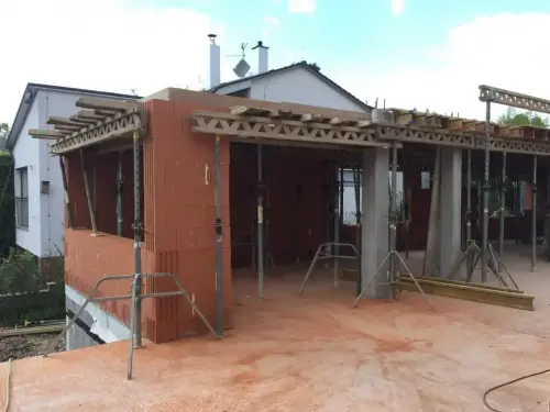 Vyzdívání obvodových stěn rodinného domu v obci Dolní Břežany