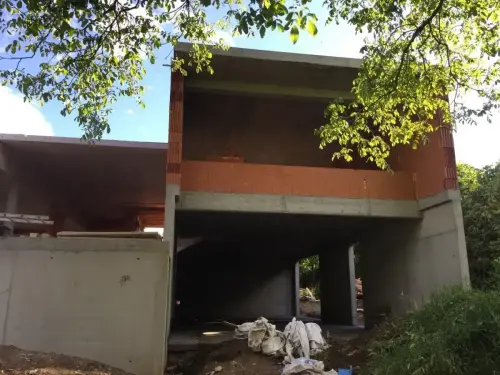 Vyzdívání obvodových stěn rodinného domu v obci Dolní Břežany