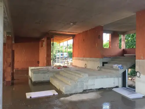 Vyzdívání obvodových stěn rodinného domu v obci Dolní Břežany