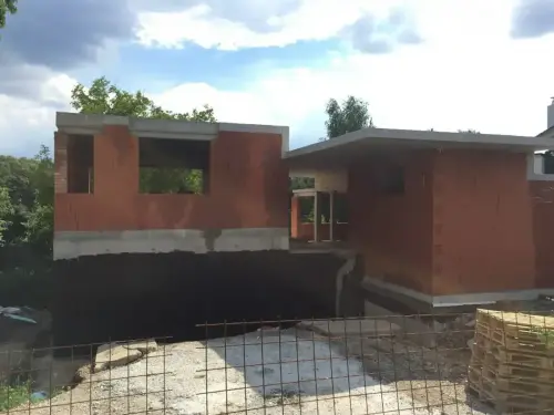 Vyzdívání obvodových stěn rodinného domu v obci Dolní Břežany