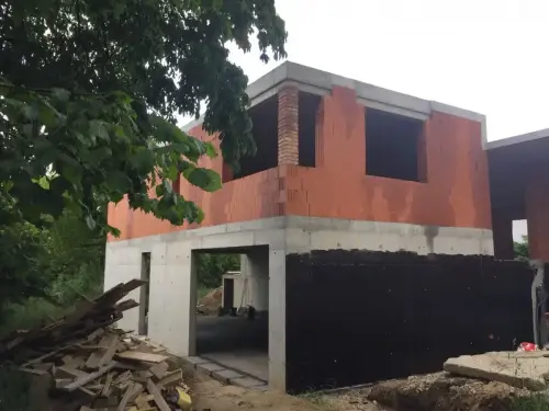 Vyzdívání obvodových stěn rodinného domu v obci Dolní Břežany