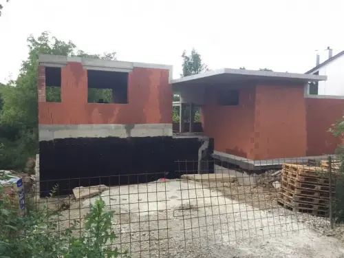 Vyzdívání obvodových stěn rodinného domu v obci Dolní Břežany