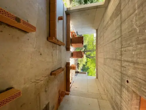 Vyzdívání příček rodinného domu v obci Dolní Břežany