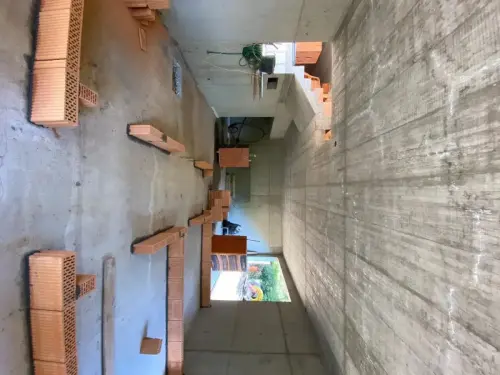 Vyzdívání příček rodinného domu v obci Dolní Břežany