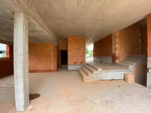 Vyzdívání příček rodinného domu v obci Dolní Břežany