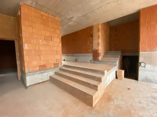 Vyzdívání příček rodinného domu v obci Dolní Břežany