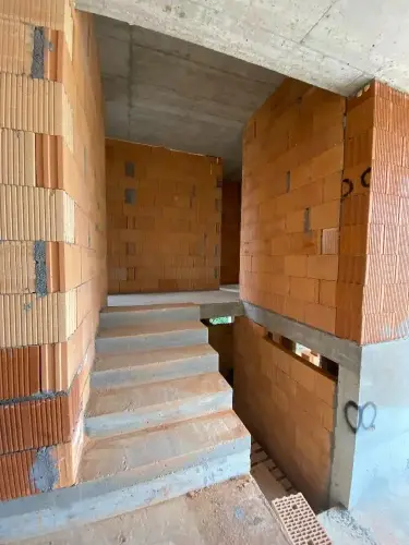 Vyzdívání příček rodinného domu v obci Dolní Břežany