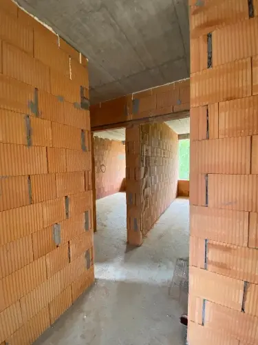 Vyzdívání příček rodinného domu v obci Dolní Břežany