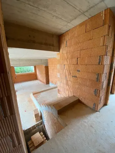 Vyzdívání příček rodinného domu v obci Dolní Břežany