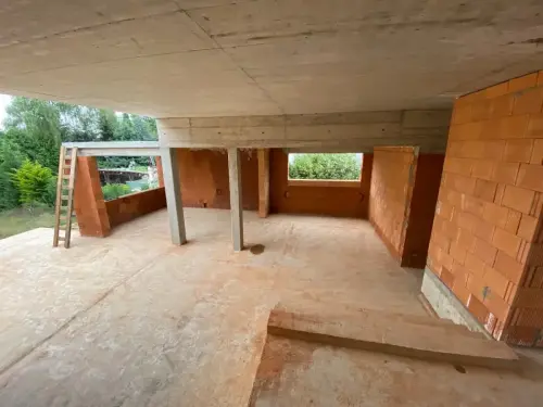 Vyzdívání příček rodinného domu v obci Dolní Břežany