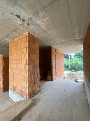 Vyzdívání příček rodinného domu v obci Dolní Břežany