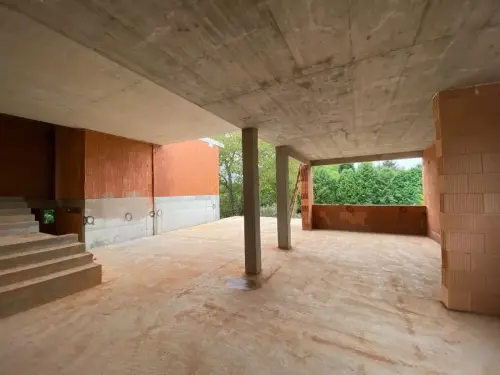 Vyzdívání příček rodinného domu v obci Dolní Břežany