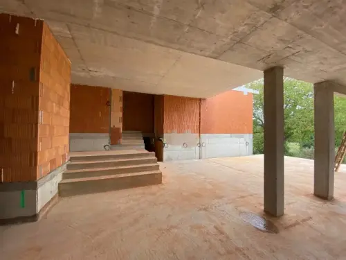 Vyzdívání příček rodinného domu v obci Dolní Břežany