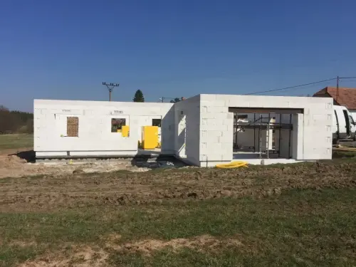 Vyzdívka obvodového zdiva rodinného domu v obci Holšiny