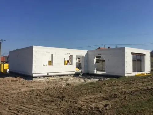 Vyzdívka obvodového zdiva rodinného domu v obci Holšiny