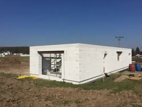 Vyzdívka obvodového zdiva rodinného domu v obci Holšiny